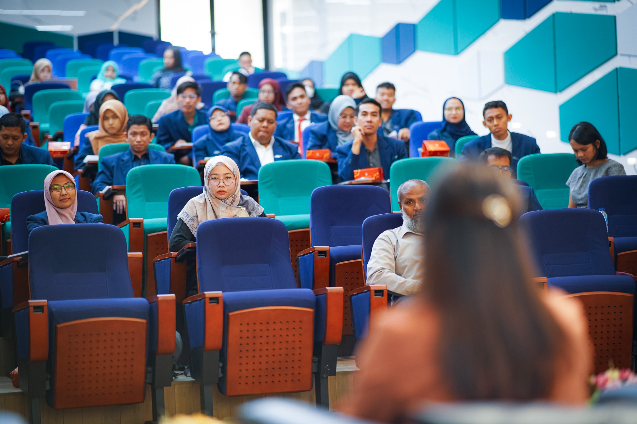 Prof. Yan Zi Delves into Rasch Measurement in an Online Lecture at UIII