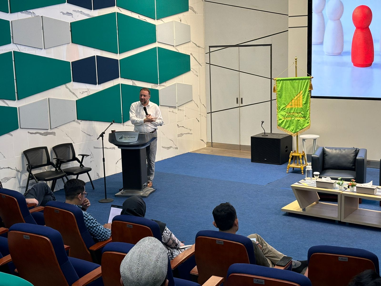 Localizing Islam in a Globalizing World: Dr. Ermin Sinanovic’s Lecture at UIII